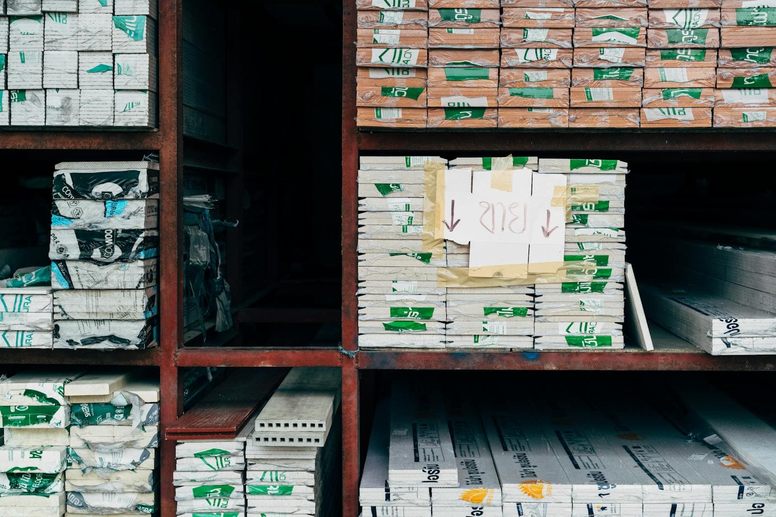 Materiales de construcción organizados en anaqueles