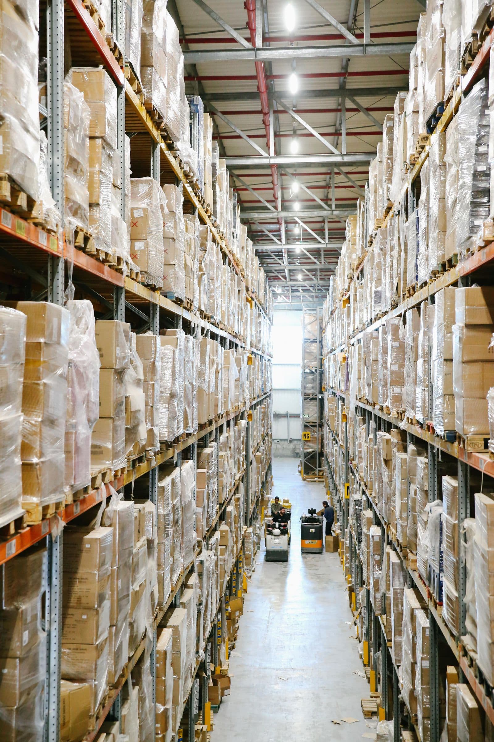 Anaqueles de inventario en almacén